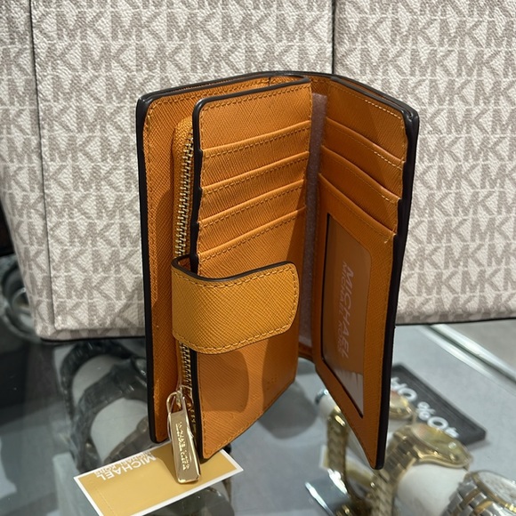 MICHAEL KORS
Medium Crossgrain Leather Wallet
Cider
NWT - Picture 8 of 16